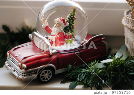 Santa in car, snow globe. Christmas decorの写真素材 [97255710] - PIXTA