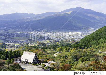 湯布院の町並み　狭霧台からの眺望　大分県由布市 97255829