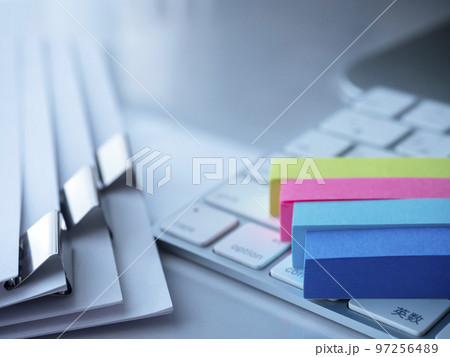 書類、パソコンのビジネスイメージ 書類、パソコンのビジネスイメージ 97256489