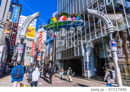 日本の東京都市景観 師走の渋谷。朝の渋谷駅前出勤風景。快晴に恵まれ日差しも強い…渋谷センター街=8日 日本の東京都市景観 師走の渋谷。朝の渋谷駅前出勤風景。快晴に恵まれ日差しも強い…渋谷センター街=8日 97257990