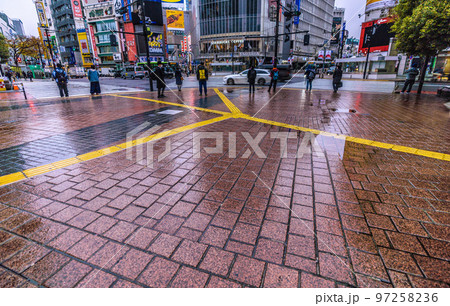 日本の東京都市景観 W杯敗退で閑散とする朝の渋谷。W杯クロアチア戦、日本はPK戦で敗れる＝6日 97258236