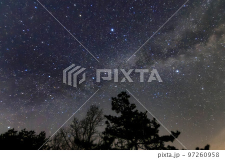 春の星景 低く流れる天の川と夏の大三角 春の星景 低く流れる天の川と夏の大三角 97260958
