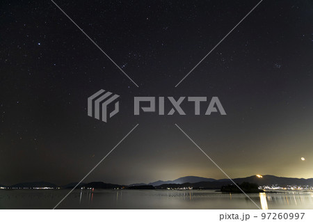 瀬戸内の春の星景　沈むオリオンと三日月 97260997