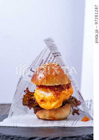 チーズがとろけたハンバーガー 97261287