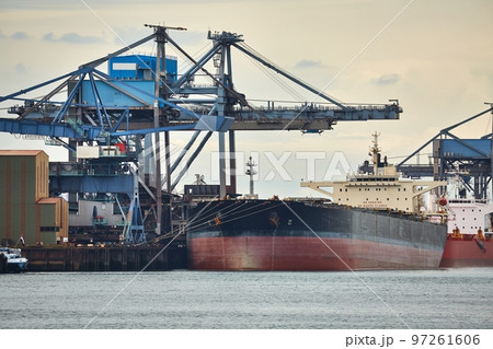 Unloading a huge ship 97261606