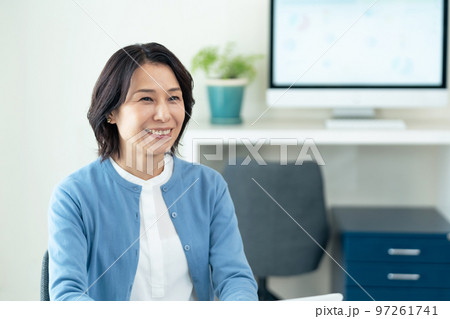オフィスで働くミドル女性 97261741