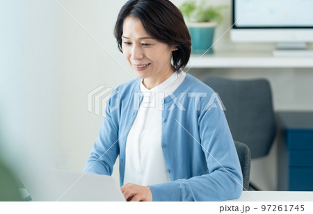 オフィスで働くミドル女性 97261745
