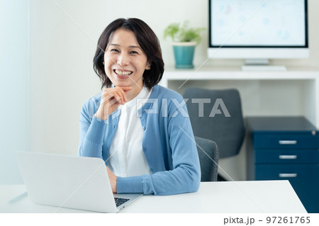 オフィスで働くミドル女性 オフィスで働くミドル女性 97261765
