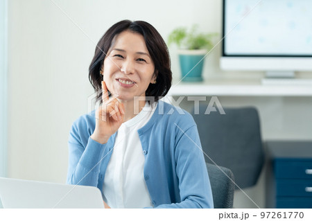オフィスで働くミドル女性 97261770