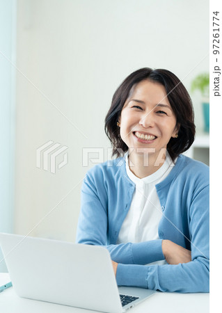 オフィスで働くミドル女性 97261774