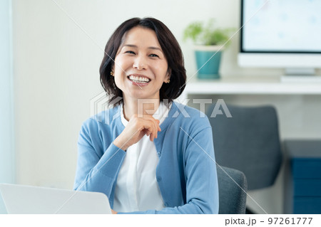 オフィスで働くミドル女性 97261777