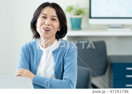オフィスで働くミドル女性 97261786