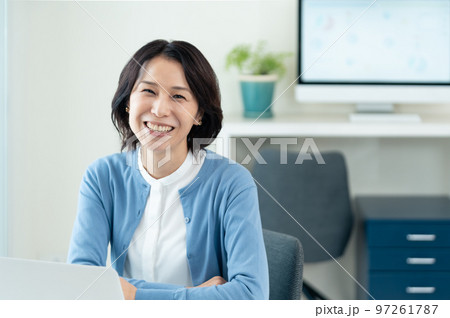 オフィスで働くミドル女性 97261787
