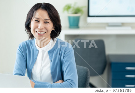 オフィスで働くミドル女性 97261789