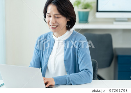 オフィスで働くミドル女性 97261793