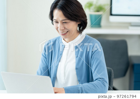 オフィスで働くミドル女性 97261794