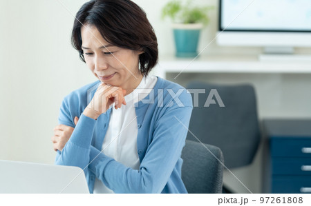 オフィスで働くミドル女性 97261808