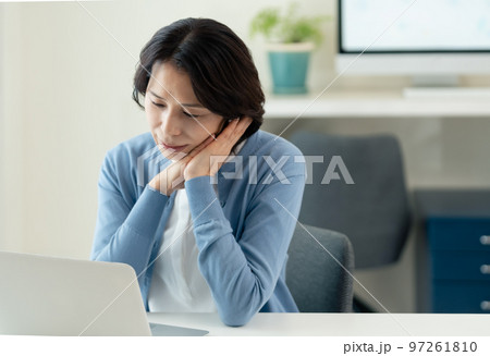 オフィスで働くミドル女性 97261810