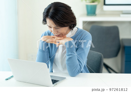 オフィスで働くミドル女性 97261812