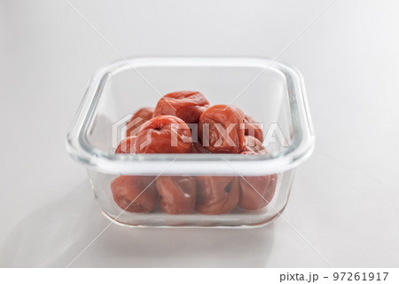 日本伝統的食材梅干し 日本伝統的食材梅干し 97261917