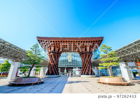 秋の金沢駅　鼓門　石川県金沢市 97262433