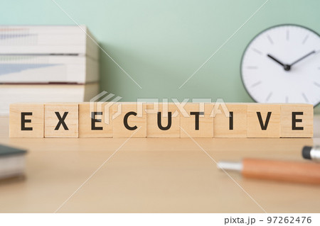 EXECUTIVEと書かれたブロックが置かれたデスク EXECUTIVEと書かれたブロックが置かれたデスク 97262476