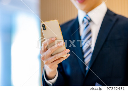 スマホを触る男性の手元　撮影協力「LINK FOREST」 97262481