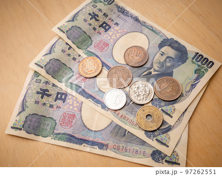 【日本】床に無造作に置かれた日本円の紙幣や硬貨 97262551