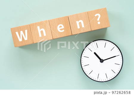 When?と書かれたブロックと時計 97262658