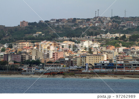 メッシーナ海峡のイタリア本土側の街並み メッシーナ海峡のイタリア本土側の街並み 97262989