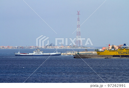フェリーや渡し船で賑わうメッシーナ海峡 97262991