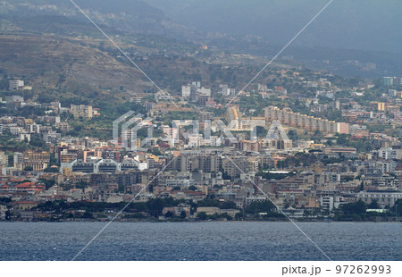 メッシーナ海峡のイタリア本土側の街並み メッシーナ海峡のイタリア本土側の街並み 97262993