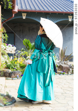 レトロ衣装を着て女子旅行楽しむミドル女性 97263030