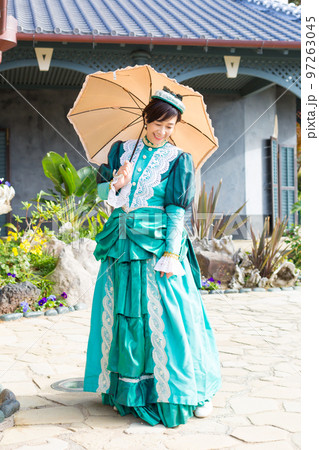 レトロ衣装を着て女子旅行楽しむミドル女性 97263045