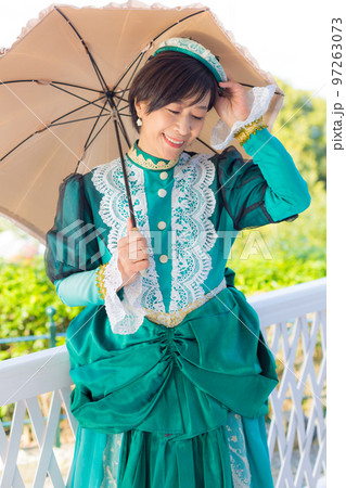 レトロ衣装を着て女子旅行楽しむミドル女性の写真素材 [97263073] - PIXTA