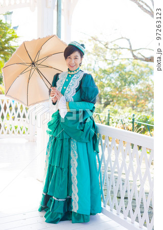 レトロ衣装を着て女子旅行楽しむミドル女性 97263123