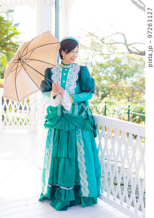 レトロ衣装を着て女子旅行楽しむミドル女性 97263127