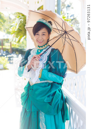 レトロ衣装を着て女子旅行楽しむミドル女性 97263131