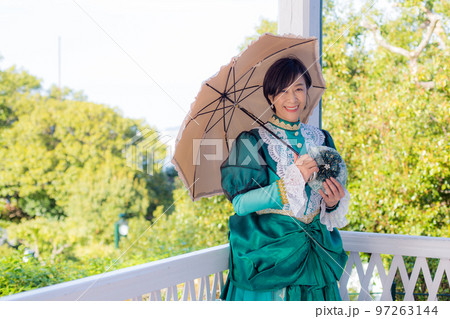 レトロ衣装を着て女子旅行楽しむミドル女性 97263144