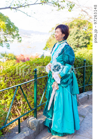 レトロ衣装を着て女子旅行楽しむミドル女性 97263148