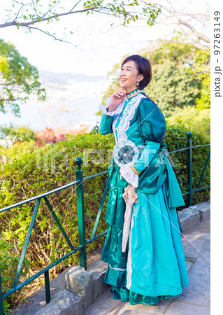 レトロ衣装を着て女子旅行楽しむミドル女性 レトロ衣装を着て女子旅行楽しむミドル女性 97263149