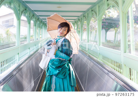 レトロ衣装を着て女子旅行楽しむミドル女性 97263175