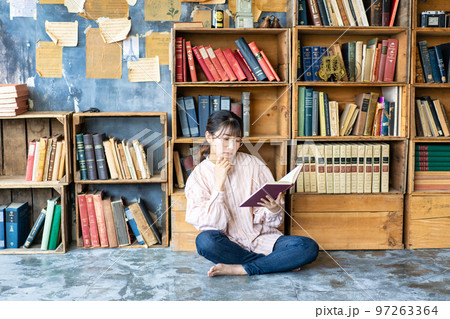 シックな部屋でのんびりと読書する若い女性 シックな部屋でのんびりと読書する若い女性 97263364