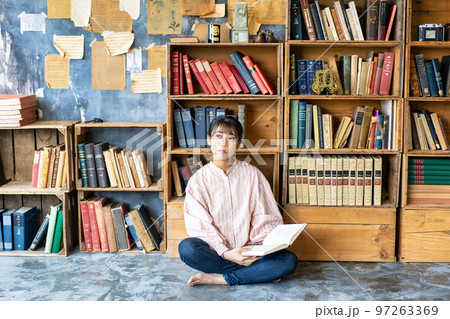 シックな部屋でのんびりと読書する若い女性 シックな部屋でのんびりと読書する若い女性 97263369