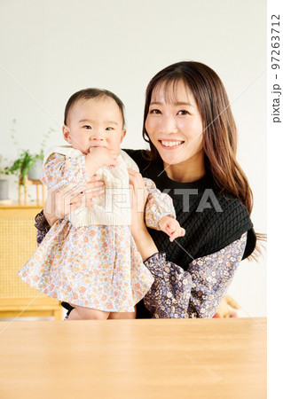 子育てをする女性 子育てをする女性 97263712
