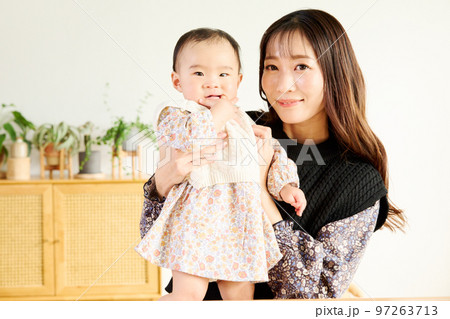 子育てをする女性 97263713