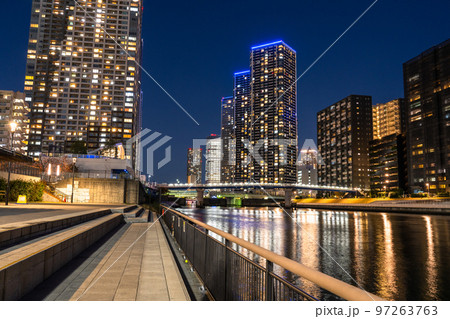 《東京都》タワーマンション群の夜景・東京ベイエリア 《東京都》タワーマンション群の夜景・東京ベイエリア 97263763