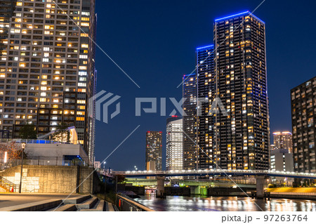 《東京都》タワーマンション群の夜景・東京ベイエリア 97263764
