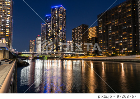 《東京都》タワーマンション群の夜景・東京ベイエリア 97263767