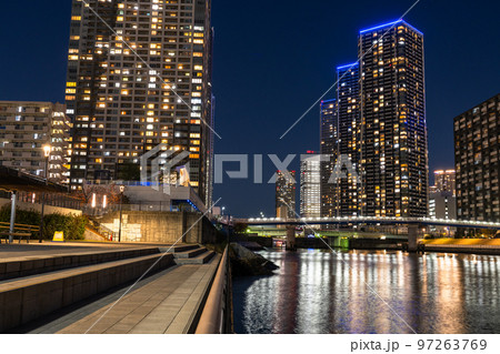 《東京都》タワーマンション群の夜景・東京ベイエリア 97263769